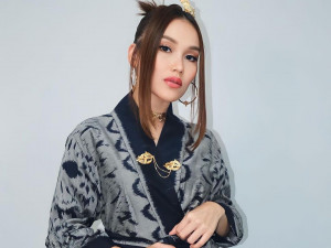 Banjir Pujian, Ayu Ting Ting Bagiin Uang ke Anak-Anak Karena Hal Ini