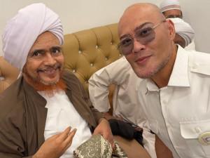 Cium Tangan Al-Habib Umar bin Hafidz, Deddy Corbuzier Berhasil Bikin Netizen Iri