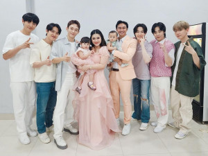 Latihan Bareng EXO, Felicya Angelista Dibikin Salting Sama Chanyeol Gegara Mic Mati