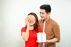Maknai Kehadirannya Sebagai Cahaya Kebaikan, Berikan Hadiah Perhiasan Ini Untuk Sang Istri