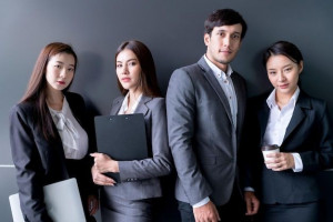 Jangan Mau Ditindas, Ini 5 Cara Atasi Senior di Kantor yang Menyebalkan