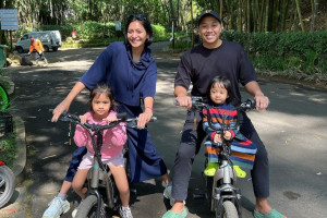Salut! Caca Tengker Lakukan Hal Ini Pada Anak Sebelum Tidur