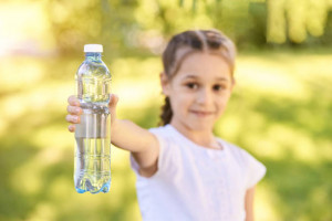 5 Cara Kreatif Agar Anak Tetap Terhidrasi Selama Cuaca Panas, Wajib Coba Nih!