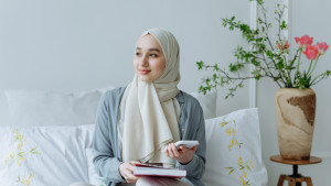 Warna Hijab Yang Wajib Ada Dilemari Pakaian Kamu