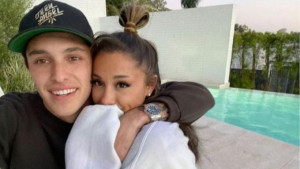 2 Tahun Menikah, Ariana Grande Resmi Bercerai dengan Dalton Gomez