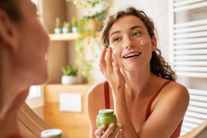 Alkohol dalam Skincare: Benarkah Harus Dihindari? Ini Faktanya!
