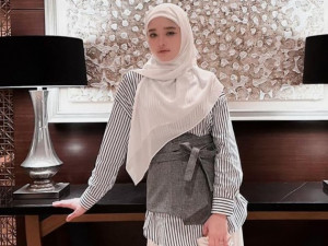 Tetap Modis Meski Tertutup, Outfit Inara Rusli Saat Main Tennis Banjir Pujian