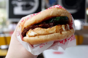 Pencinta Burger Wajib Tahu, Ini Tipe Kreasi Makan Burger McDonald’s Ala Warga Nusantara