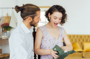 Dear Boys, Ini Rekomendasi Hadiah Agar Pasanganmu Semakin Terlihat Sempurna