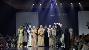 Resmi Digelar, JMFW 2024 Dibuka dengan Penampilan 9 Jenama Modest Fashion Indonesia