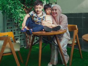 Ajak Anak Main dengan Anjing, Irish Bella Tuai Kecaman Netizen