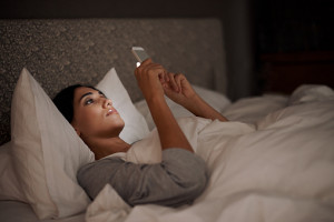 Waspada! 1 Jam Tatap Layar Sebelum Tidur Tingkatkan Risiko Insomnia hi