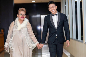 Ngaku Pacaran dengan Brondong, Eva Manurung Minta Maaf ke Keluarga