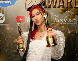 Persembahkan Trophy Bertabur Berlian, Frank & co. Dukung Malam Puncak AMI Awards Ke-26