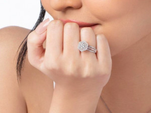Buat Sang Bunda Terlihat Semakin Cantik, Berikan Cincin Berlian Ilusi yang Berkilau
