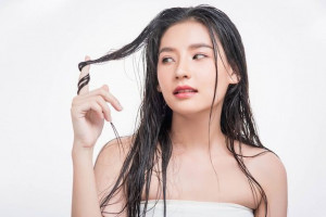 Kulit Kepala Berminyak Sebabkan Rambut Lepek? Ini 6 Faktor Penyebabnya
