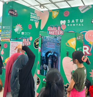 SATU Dental Rayakan Senyum Bersama Saat CFD dengan Smile-Meter Vending Machine