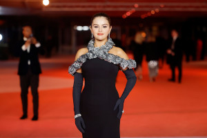 Go Public! Selena Gomez Akui Pacaran dengan Benny Blanco