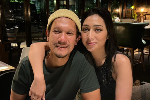 Selamat! Angga Puradiredja Vokalis MALIQ & D’Essentials Resmi Lamar Kekasih