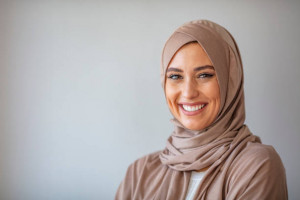 5 Rekomendasi Merk Jilbab Segi Empat yang Bagus dan Mudah Diatur