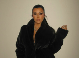 Hanya Kenakan Mantel Di Pesta Natal, Kourtney Kardashian Tuai Pujian