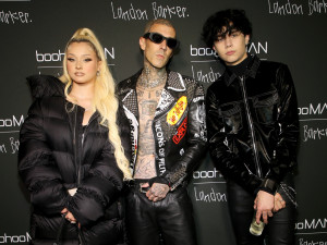 Rayakan Hari Natal, Travis Barker Hadiahkan Mobil untuk Kedua Anaknya