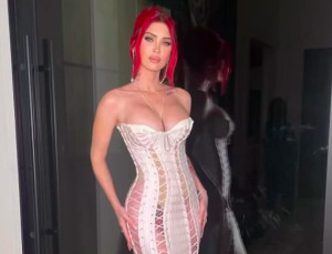 Penampilan Menawan Megan Fox Kenakan Gaun Korset Pink Pastel