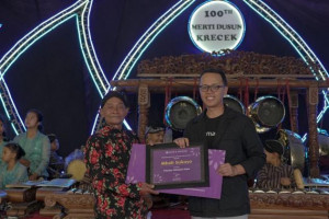 Aktif pada Kelestarian Alam dan Budaya, Mbah Sukoyo Menerima Anugerah Amartha Local Heroes