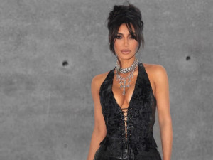 Gandeng Veneda Carter, Kim Kardashian Luncurkan Koleksi Stretch Satin
