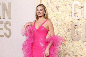 Margot Robbie Jadi Superstar Barbie Versi 1977 di Golden Globes 2024