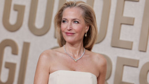 Gillian Anderson Kejutkan Red Carpet Golden Globes 2024 dengan Gaun Motif Vulva