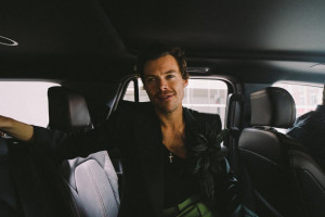 Berkolaborasi Sejak Lama, Harry Styles Investasi Pada Perancang Busana Asal Inggris