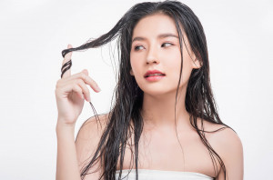 Rambut Cenderung Berminyak Saat Musim Hujan? Atasi dengan Hal Ini!