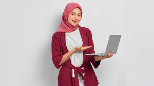 Anti Ribet! Intip Trend Fashion Minimalis untuk Hijabers