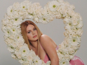 Lana Del Rey Tampil Stunning dalam Valentine's Campaign SKIMS