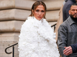 Bikin Pangling! Jennifer Lopez Ubah Penampilan untuk Paris Haute Couture Week 2024