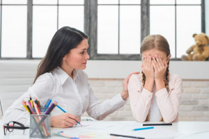Perhatikan Gejalanya, Bantu Anak Atasi Anxiety dengan Cara Ini!