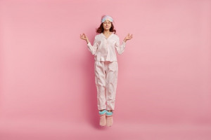 Tetap Stylish! Tips Padukan Piyama Satin Sebagai Outfit Daily