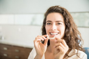 Ketahui tentang Invisalign, Alternatif Lain Rapikan Gigi Tanpa Behel