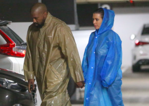 Bianca Censori dan Kanye West Kenakan Outfit Jas Hujan Di Cuaca Panas Amerika