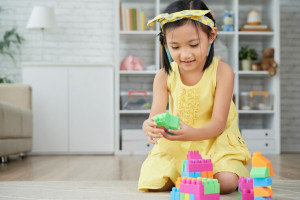 Kembangkan Imajinasi, Ini 6 Manfaat Biarkan Anak Main Sendiri