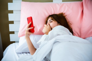 Bisa Sebabkan Stres, Ketahui Efek Samping Gunakan Ponsel di Pagi Hari
