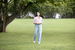 Intip Gaya Padu Padan Maudy Ayunda dalam Koleksi LifeWear UNIQLO Terbaru