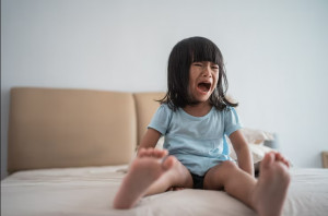Moms Wajib Tahu, Ini Cara Atasi Anak yang Sedang Tantrum