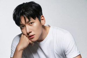 Kepergok Merokok di Ruangan, Agensi Ji Chang Wook Sampaikan Permohonan Maaf