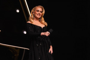 Karena Alasan Kesehatan, Adele Tunda Konser di Las Vegas