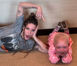 Halsey Beri Kejutan untuk Penggemar Kecilnya yang Mengidap Penyakit Langka