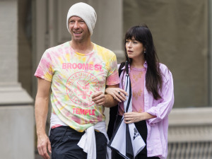 Hubungannya dengan Chris Martin Diisukan Kandas, Dakota Johnson Langsung Pamer Cincin