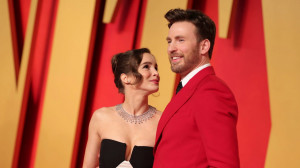 Chris Evans dan Alba Baptista Debut di Red Carpet Oscar Vanity Fair 2024