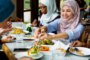 5 Tips Cegah Makan dan Minum Berlebihan Saat Berbuka Puasa